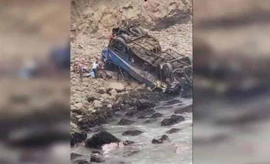 Λεωφορείο έπεσε σε γκρεμό 100 μέτρων στο Περού – Δεκάδες νεκροί (βίντεο)